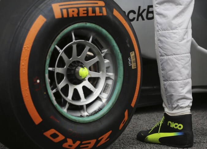 Nico Rosberg naast zijn autoband van Pirelli.