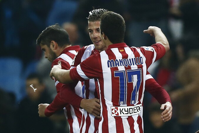 Alderweireld krijgt felicitaties van Manquillo.