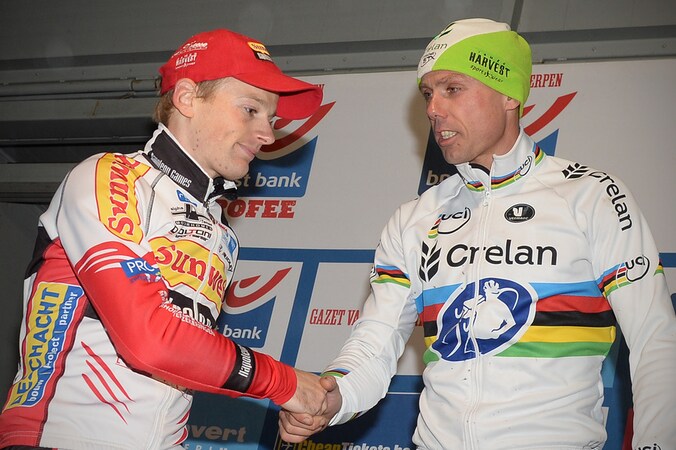 Pauwels drukt de gevallen Nys (voorzichtig) de hand.