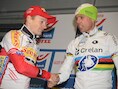 Pauwels drukt de gevallen Nys (voorzichtig) de hand.