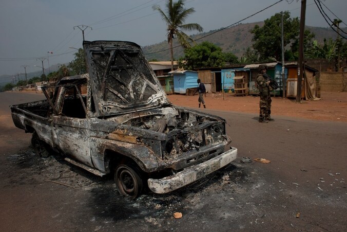 Franse militairen bij een uitgebrande pick-upauto in Bangui.