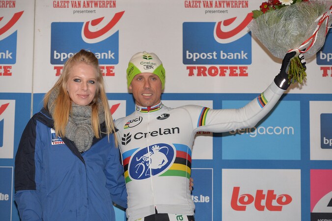 Nys kreeg de bloemen overhandigd van Femke Herygers.