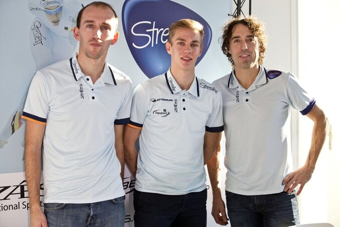 Swings naast zijn trainers Jelle Spruyt (l) en Bart Veldkamp.