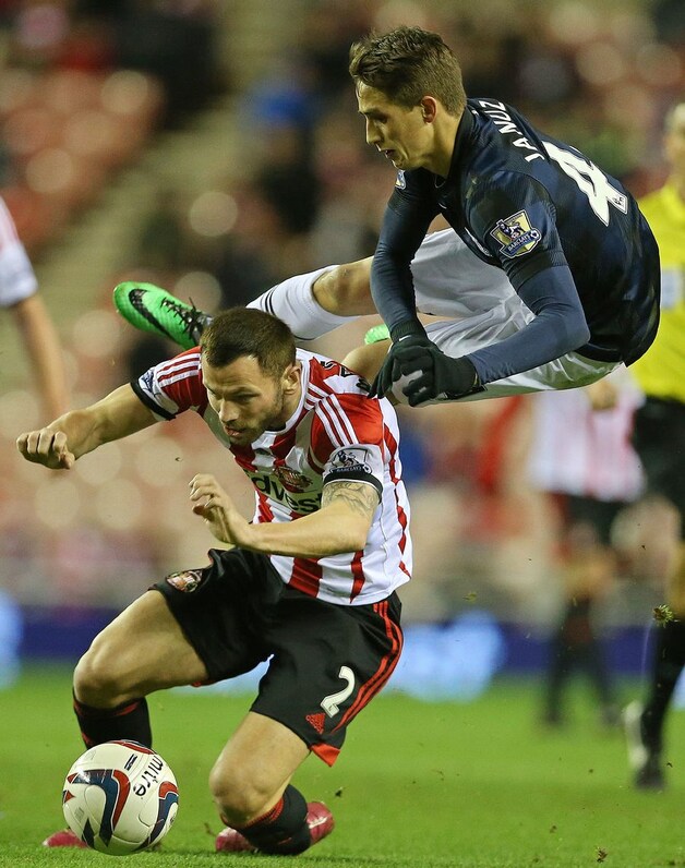 Bardsley gaat hard in op Januzaj.