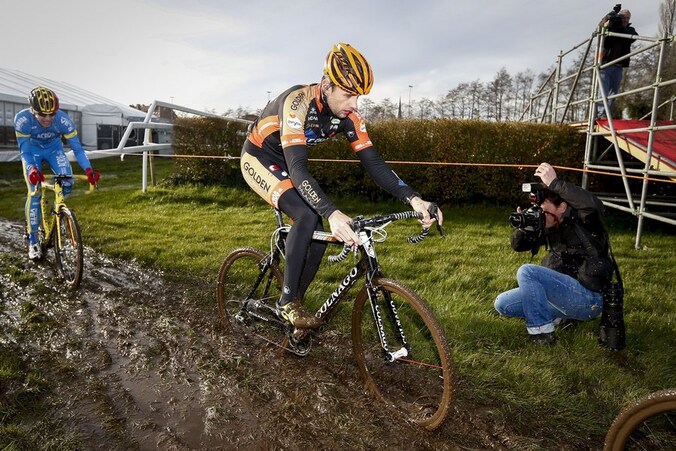 Rob Peeters klieft door een modderstrook.