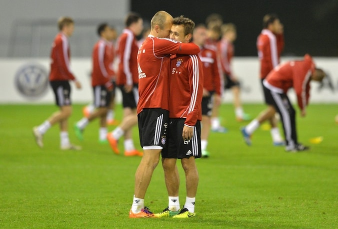 Arjen Robben in een innig onderonsje met ploeggenoot Rafinha.