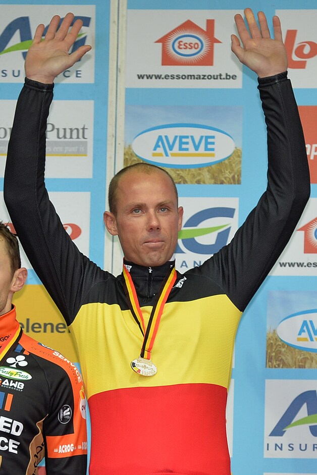 Op het podium kon hij zijn regenboogtrui heel even inruilen voor een Belgische driekleur.