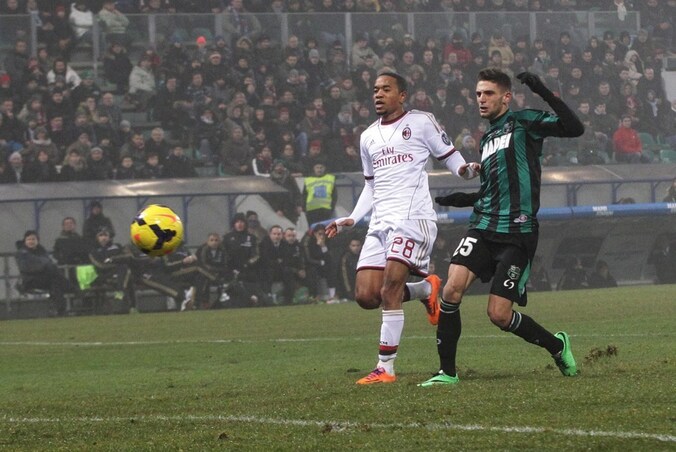 Berardi (R) troeft Emanuelson af en schiet de 3-2 binnen.