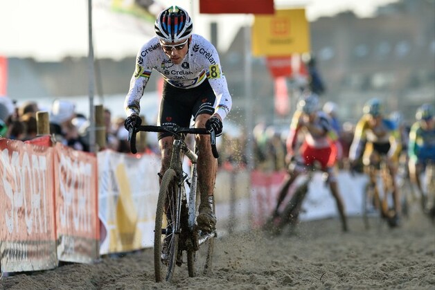 Het beslissende moment: Nys klieft door het zand, al de rest moet van de fiets.