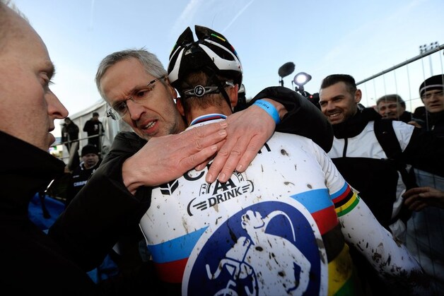 Meteen na de finish viel Nys in de armen van zijn coach Paul Van den Bosch.