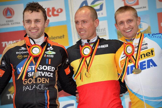 Niets dan lachende gezichten op het podium: kampioen Nys geflankeerd door Peeters (l) en Wellens.