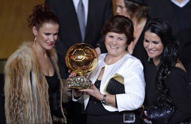 Mama Cristiano samen met zijn zussen Katia en Elma trots op CR7.