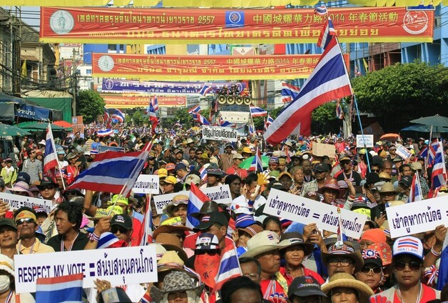 Anti-regeringsdemonstranten marcheren door Bangkok.