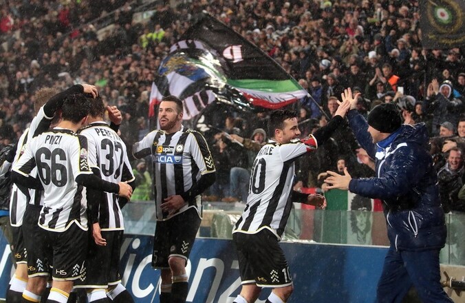 De spelers van Udinese vieren een doelpunt.