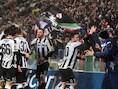 De spelers van Udinese vieren een doelpunt.