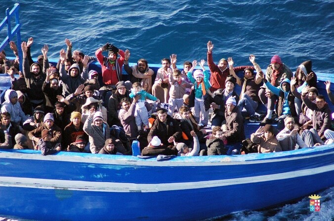 Vluchtelingen in een boot nabij het Italiaanse eiland Lampedusa, 22 januari.