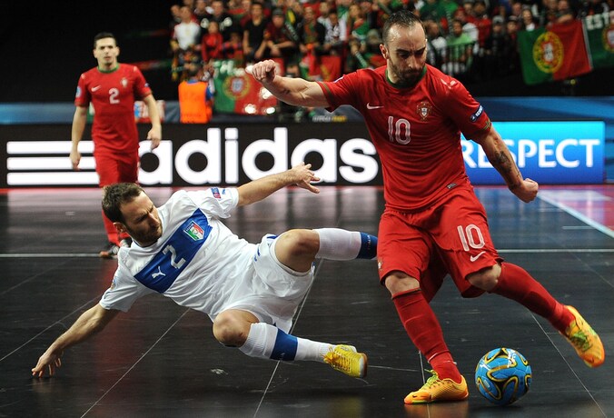Ecolessi zet een vervaarlijk ogende tackle in op Ricardinho.