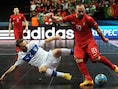 Ecolessi zet een vervaarlijk ogende tackle in op Ricardinho.