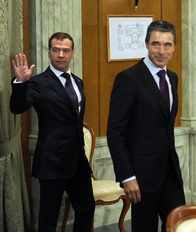 De Russische president Medvedev (l) en secretaris-generaal van de NAVO Rasmussen (r) in Sint-Petersburg.