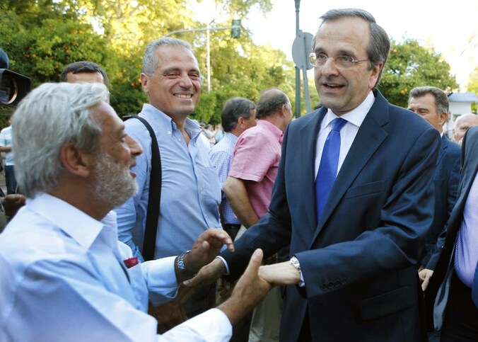 Premier Samaras, op weg naar de eedaflegging van zijn nieuwe regering.