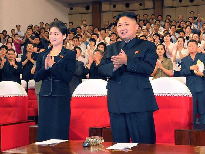 Kim Jong-Un en de mysterieuze vrouw.