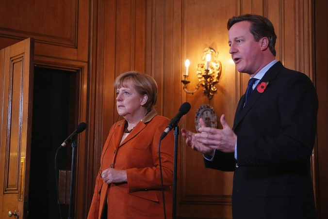 De Duitse bondskanselier Angela Merkel (l.) was gisteren op bezoek bij Brits premier David Cameron (r.).