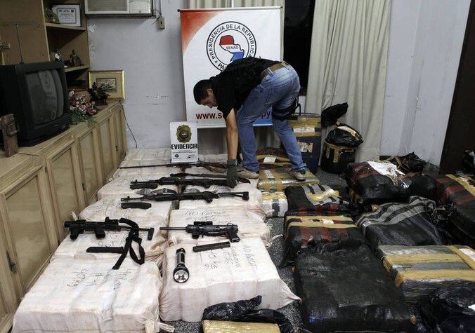 Naast de drugs werden ook wapens in beslag genomen.