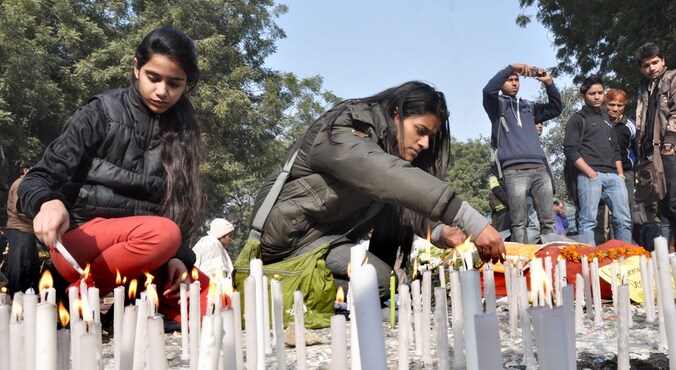 Indiase meisjes steken kaarsen aan ter nagedachtenis van de vrouw die de groepsverkrachting op een bus in New Delhi niet overleefde.