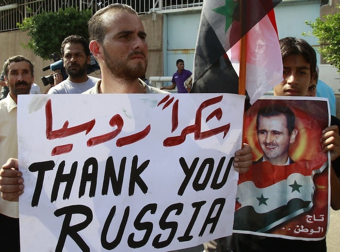 Syrische nationalisten betuigen hun dankbaarheid aan Rusland voor de Russische ambassade in Beirut.