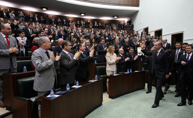 Premier Erdogan groet het Turkse parlement.