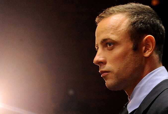 De Olympische atleet Oscar Pistorius wordt beschuldigd van moord op zijn vriendin Reeva Steenkamp.