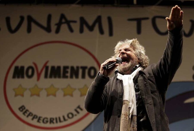Beppe Grillo spreekt zijn kiezers vol emotie toe.