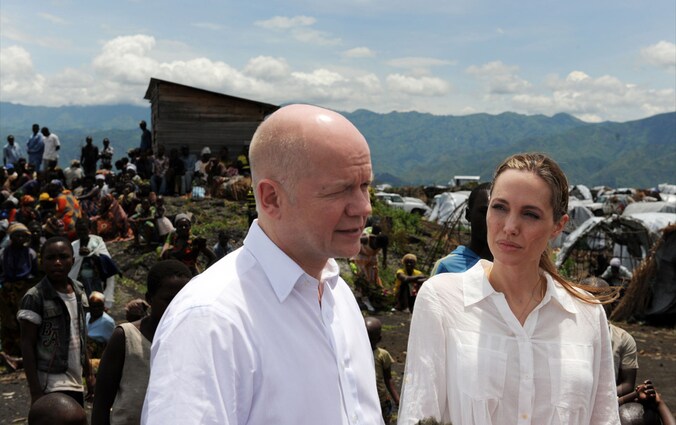 Angelina Jolie stak vorige week tijdens een bezoek aan een vluchtelingenkamp in Congo de slachtoffers van seksueel geweld een hart onder de riem.