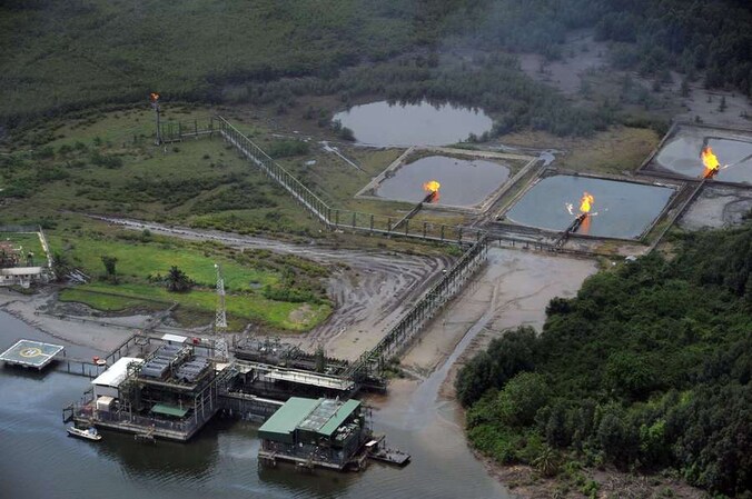 Luchtfoto van de Shellinstallatiesbin Awabo, Nigeria.
