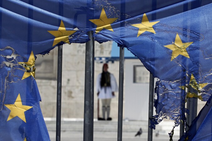 Restanten van een verbrande Europese vlag in Athene.