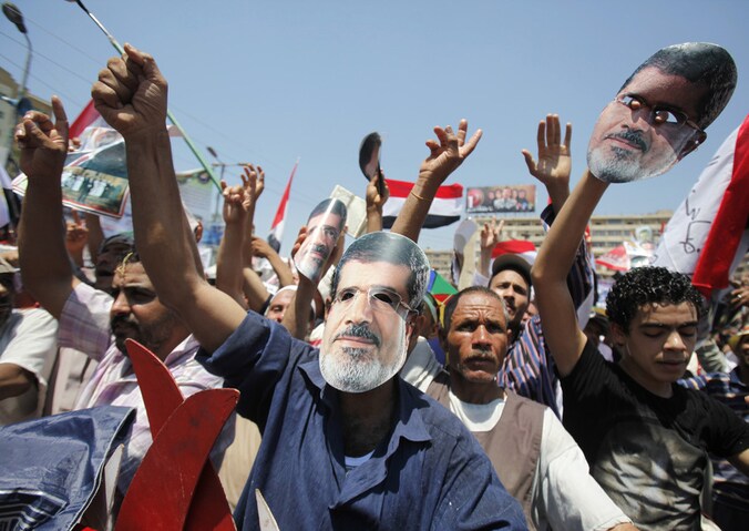Leden van de Moslimbroeders en aanhangers van Mursi betogen op het Rabaa Adawiyaplein in Kaïro.