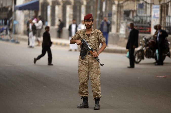 Een militair bij een checkpoint in Sana'a.