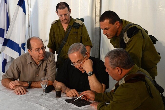 De Israëlische premier Netanyahu (midden) en zijn plaatsvervanger Moshe Ya'alon (links) eerder deze week tijdens overleg.