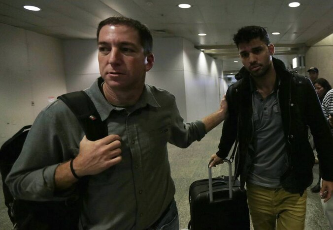 The Guardian-journalist Glenn Greenwald (links), die de onthullingen van Snowden bekendmaakte, arriveerde vandaag met zijn echtgenoot David Miranda (rechts) in Rio de Janeiro.