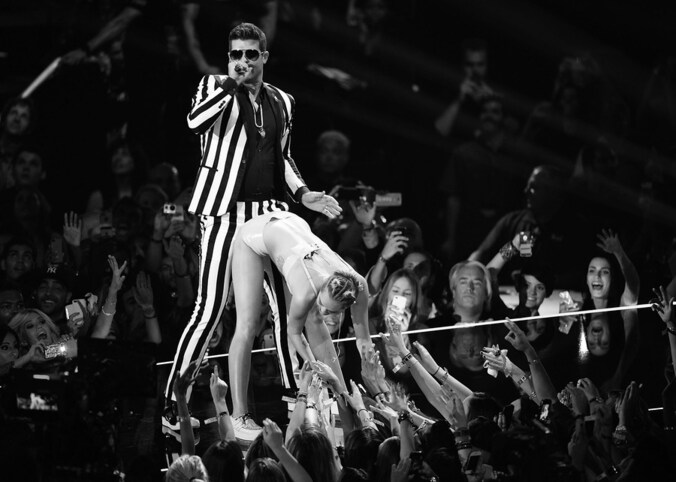 Miley Cyrus aan het 'twerken' op de MTV Video Music Awards.