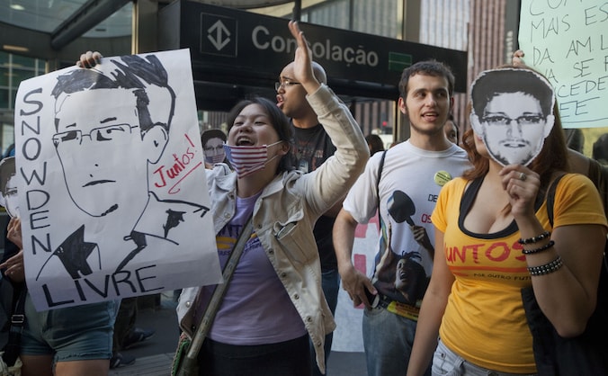 Demonstranten eisen de vrijlating van Edward Snowden.