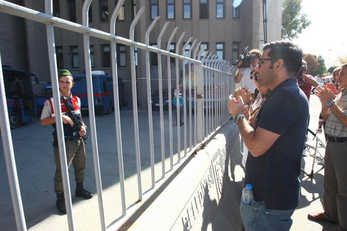 Familieleden van de aangeklaagden wachten aan het gerechtsgebouw in Ankara.