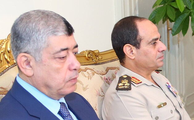 Mohamed Ibrahim (links) met generaal al-Sisi.
