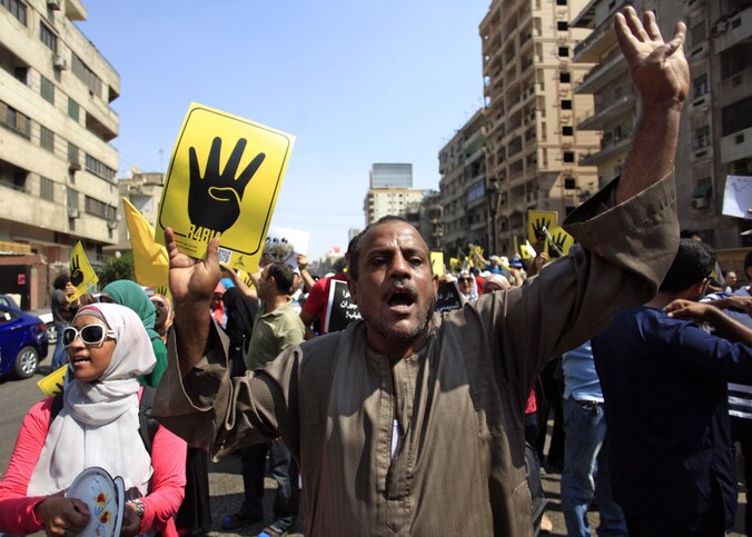 Aanhangers van Mursi protesteren in Caïro tegen het geweld dat tegen aanhangers van de Moslim Broederschap werd gebruikt.
