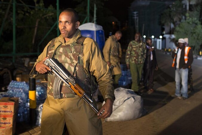 Een politieagent bemant een wachtpost bij het Westgate-winkelcentrum in Nairobi.