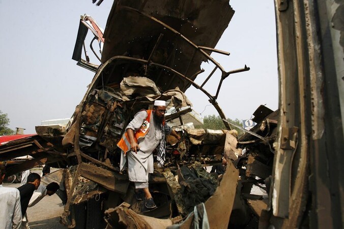 Het wrak van een bus die afgelopen vrijdag door een autobom in Peshawar werd geraakt.
