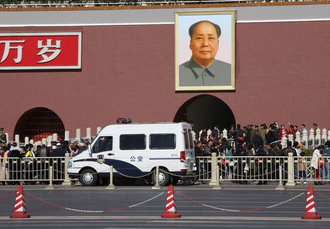 Een politiewagen bij de Poort van de Hemelse Vrede, waar ook het portret van Mao hangt. Maandag is hier een jeep op het publiek ingereden. Vermoedelijk was het een aanslag.