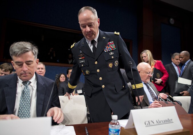 NSA-directeur Keith Alexander tijdens de hoorzitting vanmiddag.