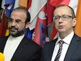 De Iraanse ambassadeur van de IAEA Reza Najafi en de adjunct-directeur van de nucelaire waakhond Tero Varjoranta.