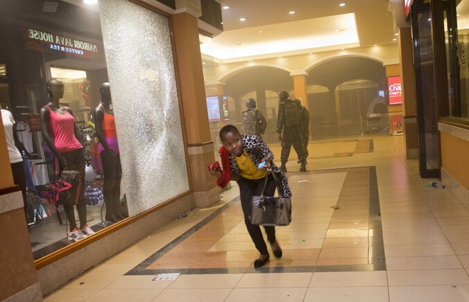 Een vrouw zoekt een veilig heenkomen terwijl de aanval in winkelcentrum Westgate in Nairobi in volle gang is.